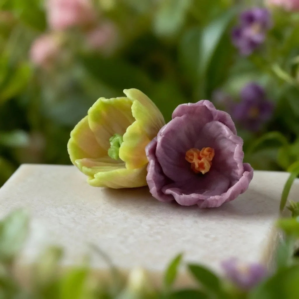Zwei gegossene Blüten aus der Silikonform Blume 11 im Garten