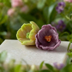 Zwei gegossene Blüten aus der Silikonform Blume 11 im Garten