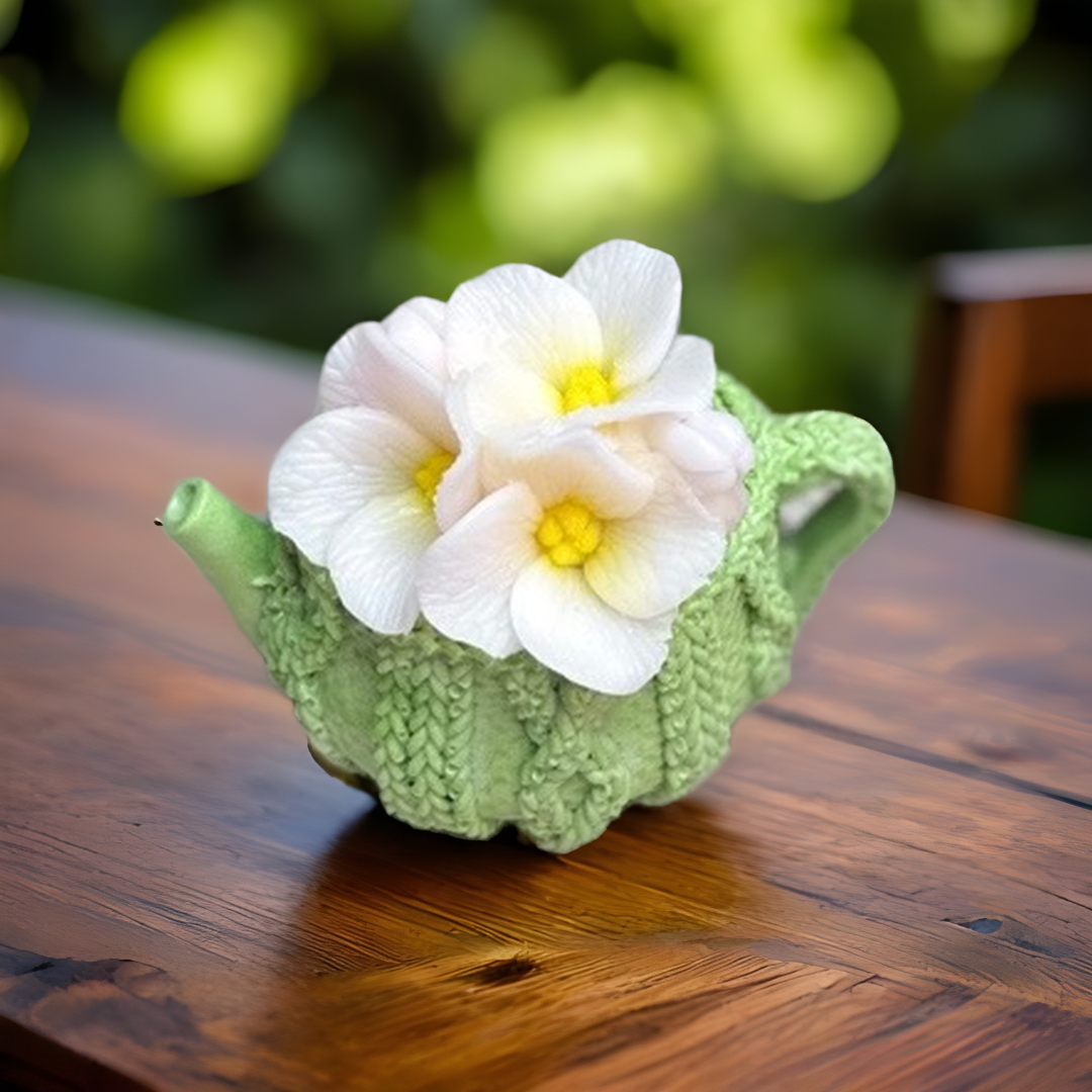 Handgemachtes Gesteck mit gegossenen Hortensienblüten im Blumentopf